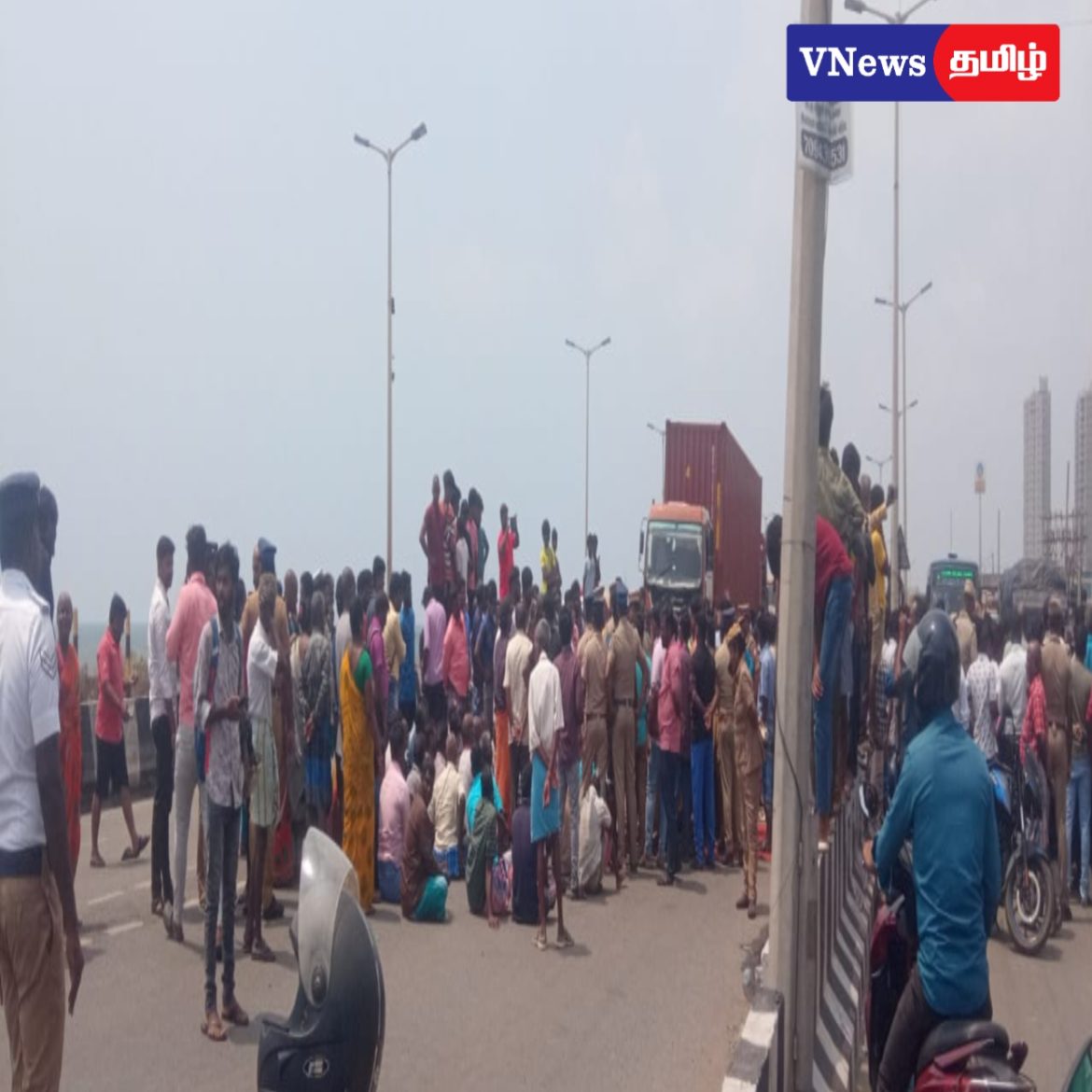 ஆளுங்கட்சிணர். மூன்று லட்சம் பணம் கேட்டு தொந்தரவு செய்து வருவதாக குற்றச்சாட்டு எழுந்துள்ளது.