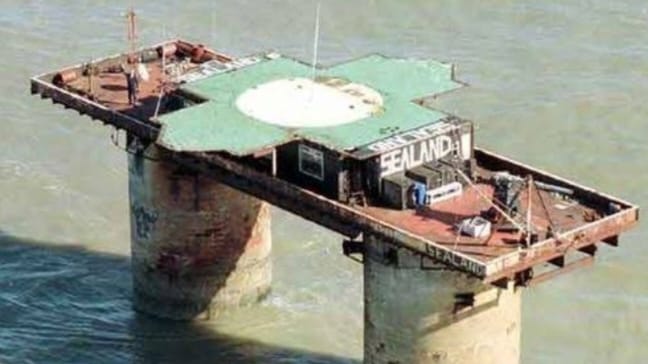 இரண்டு தூணில் ஒரு குட்டி நாடு