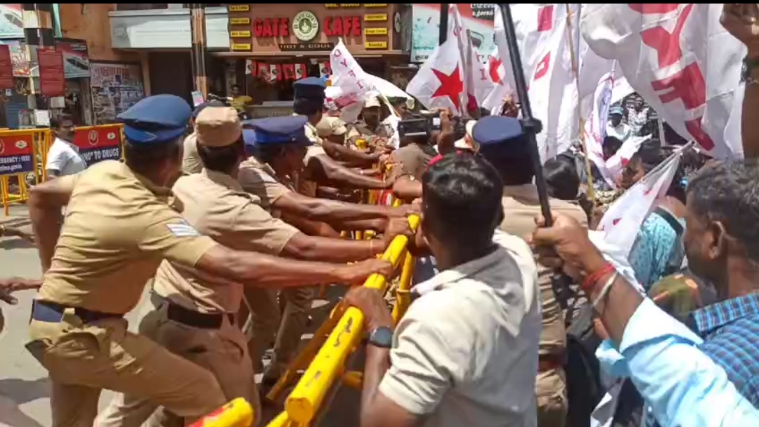 போலீசாரின் தொப்பி பறந்தது