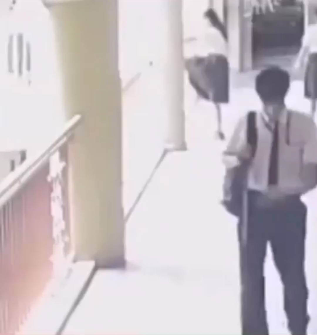 பள்ளி மாணவி தற்கொலை: 10வது வகுப்பு மாணவி 4வது மாடியில் இருந்து பாய்ந்துள்ளார்.