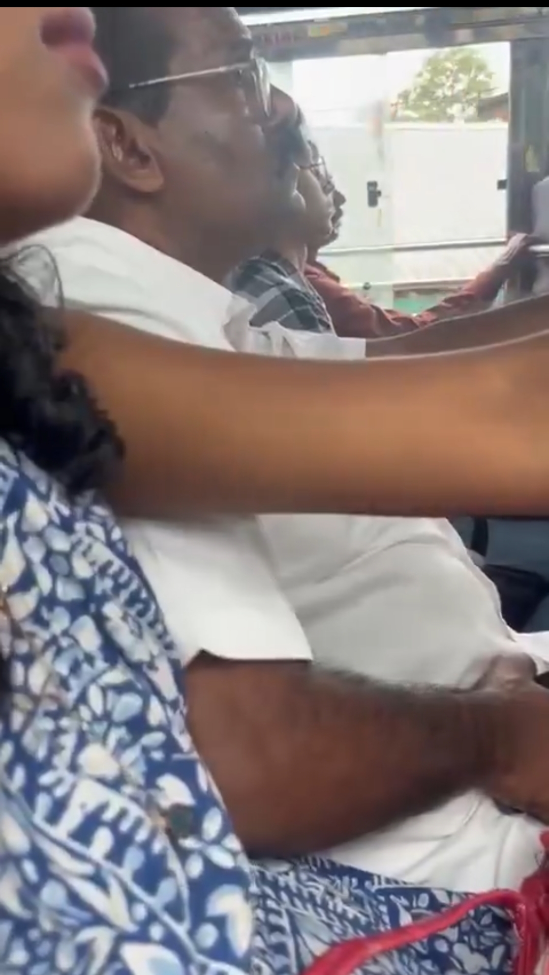 பாலியல் சீண்டலில். பளார் விட்டு, விளாசிய காட்சிகள்.