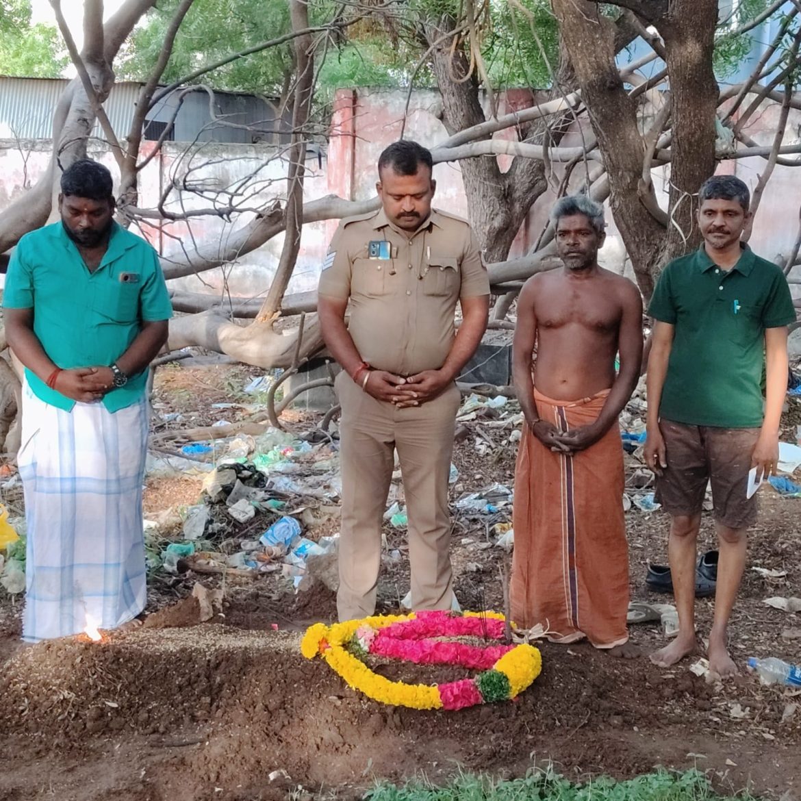 காவல்துறையுடன் இணைந்து நல்லடக்கம் செய்த சமூக செயற்பாட்டாளர்!