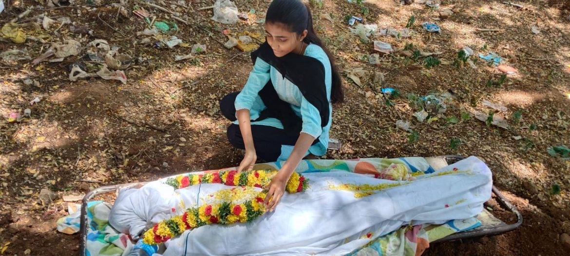 ஆதரவற்ற அனாதை பிணங்களை நல்லடக்கம் செய்யும் குடும்பத்தினர்!