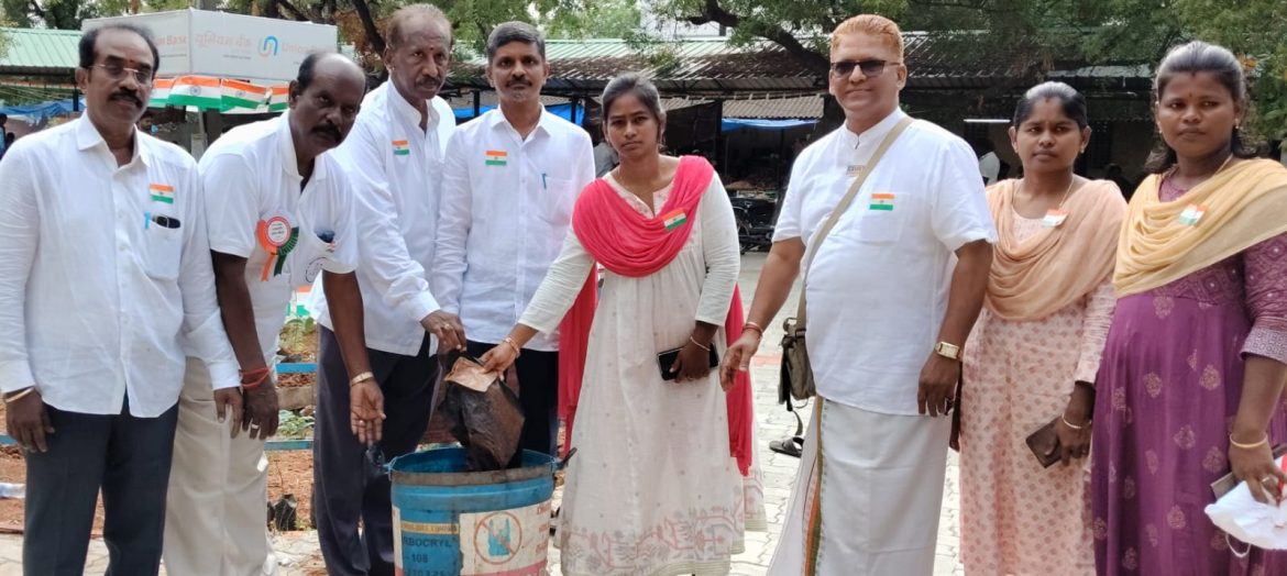 உழவர் சந்தையில் தூய்மை பணியில் ஈடுபட்ட சமூக தன்னார்வலர்கள்!