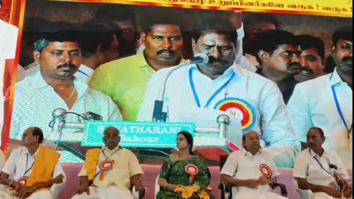 நிறுவனராகவும் தலைவராகவும் மருத்துவர் அய்யாவே தொடர வேண்டும் என்று வலியுறுத்தினார்.