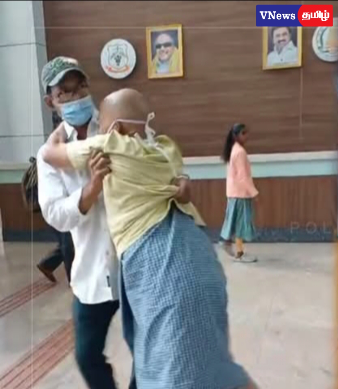 அரசு மருத்துவமனையில் நோயாளி தந்தையை வீல் சேர் இல்லாமல் இழுத்துச் சென்ற மகன்