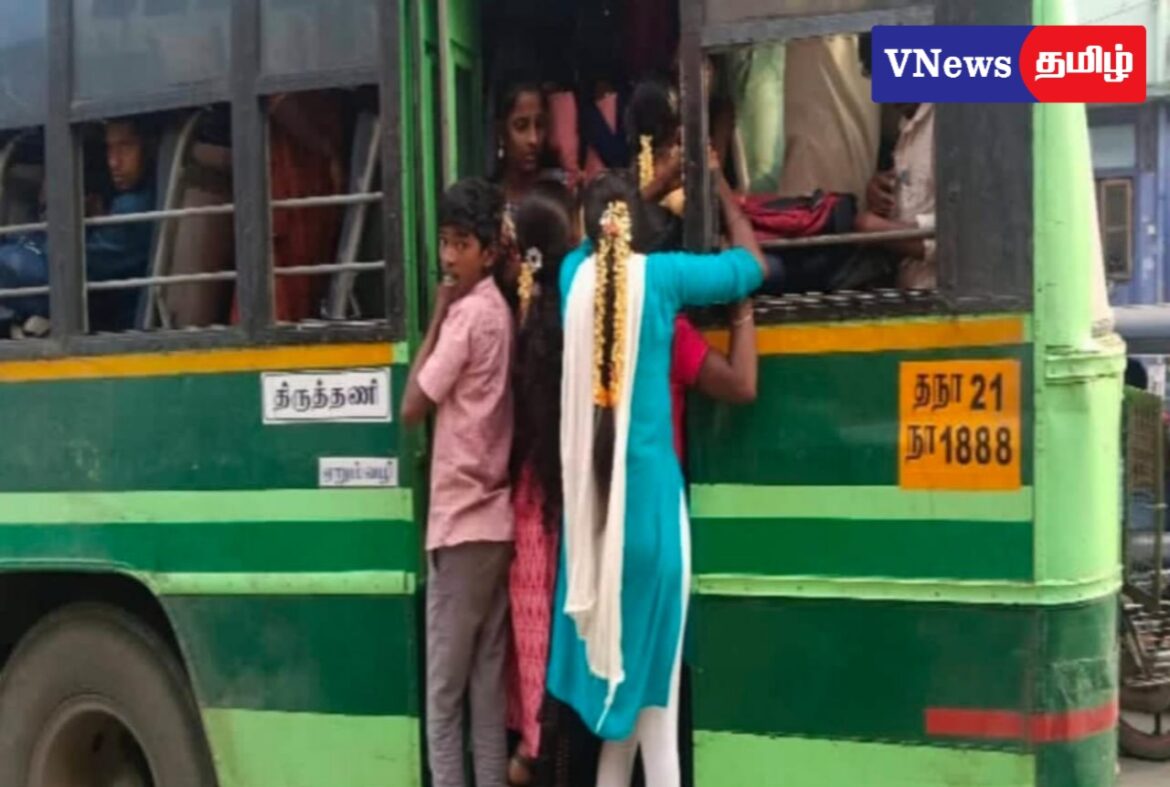 ஆபத்தை உணராத கல்லூரி மாணவிகள்: பஸ்சில் தொங்கியபடி பயணம் – நடவடிக்கை எடுப்பாரா மாவட்ட ஆட்சியர்?