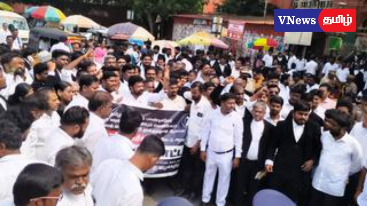 திருமாவளவன் கார் மோதல் – வழக்கறிஞர்கள் ஆர்ப்பாட்டம்!