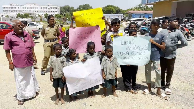 மாணவர்கள் கையில் “பாலம் வேண்டும்” பதாகைகள் உடன் கலெக்டரை சந்தித்த மாணவர்கள் !!!!