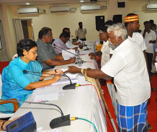 பொதுமக்களிடமிருந்து கோரிக்கை மனுகளை பெற்ற ஆட்சியர்
