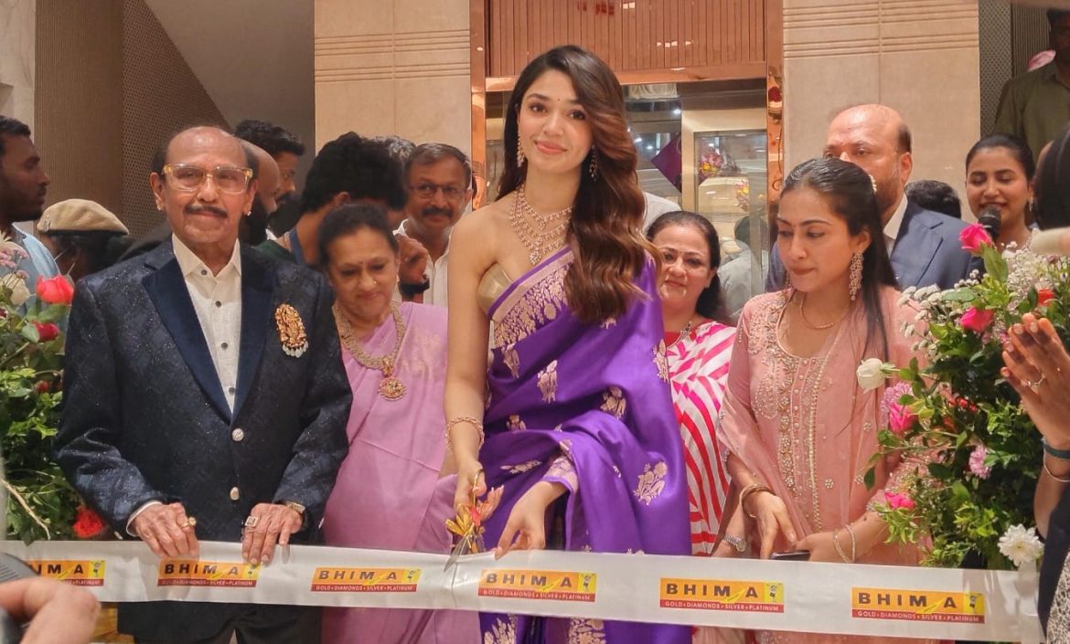 புதிய தங்க மாளிகையை பிரபல நடிகை கீர்த்தி ஷெட்டி திறந்து வைத்தார்!