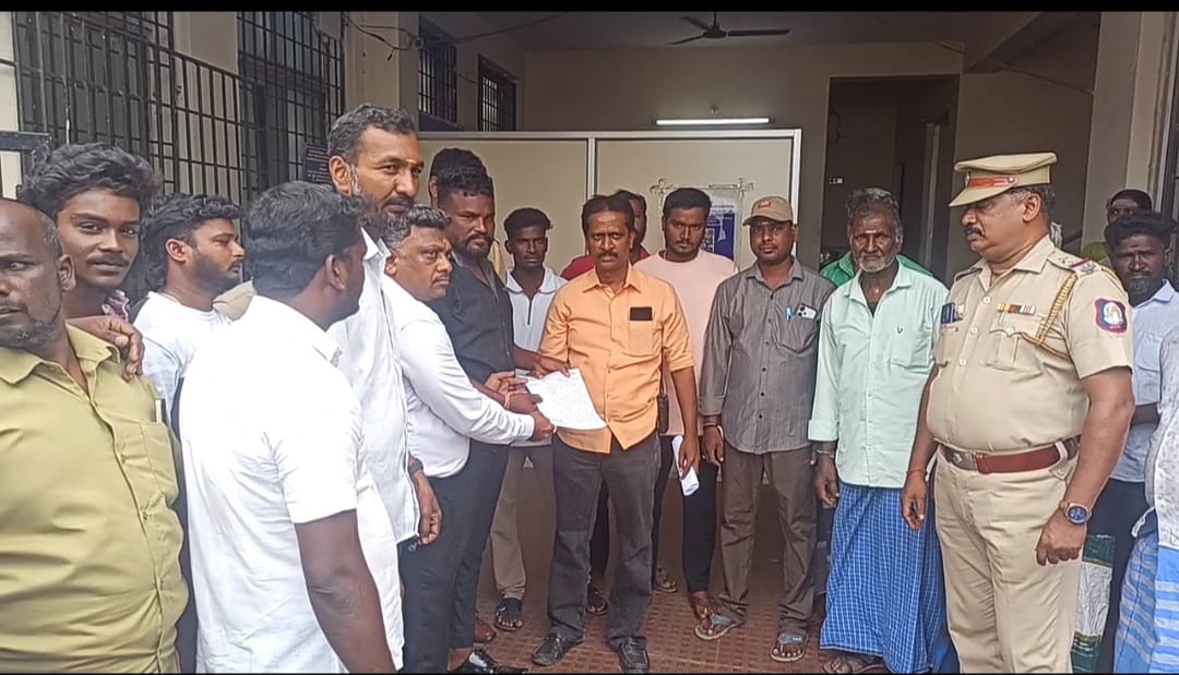 ஆக்கிரமிப்பால் குளம் தூர்வாரும் பணி நிறுத்தம் நடவடிக்கை எடுக்கக் கோரி அதிகாரியிடம் ஊர் மக்கள் மனு.