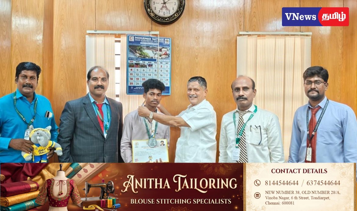 கேரம் போட்டியில் வெள்ளிப் பதக்கம் வென்ற கீழக்கரை முகமது சதக் பொறியியல் கல்லூரி மாணவருக்குப் பாராட்டு!